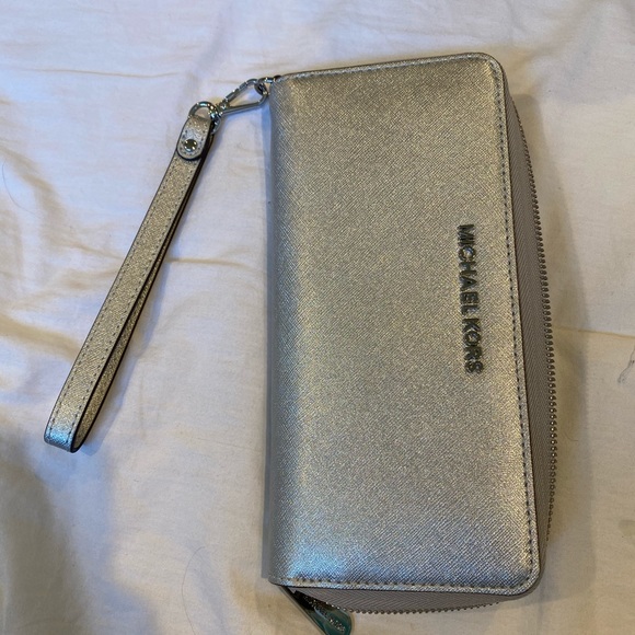 Shiny Micheal Kors clutch - Picture 1 of 5